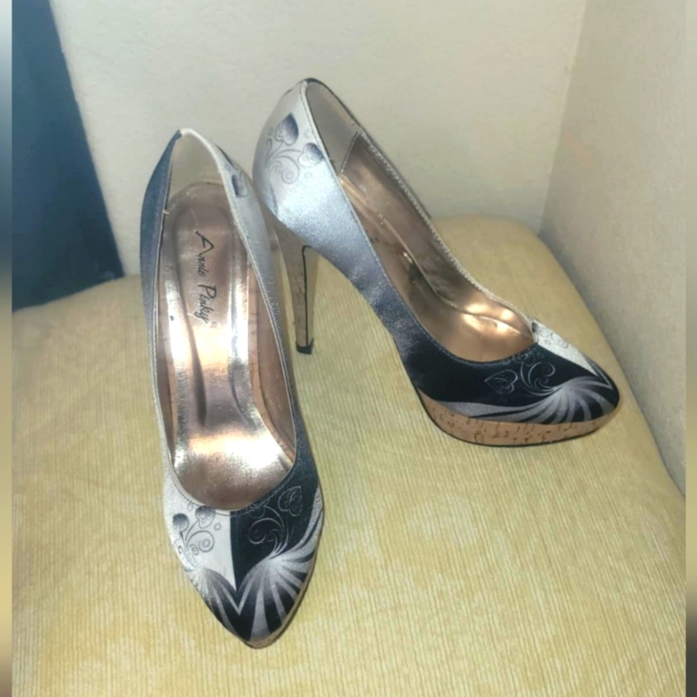 Lovely very rare find heeled  shoes size 7